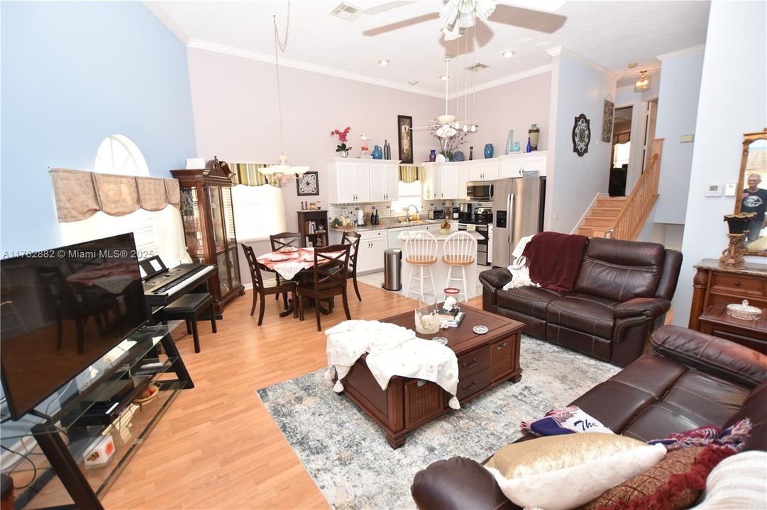 最近售出: $605,000 (2 贝兹, 2 浴室, 1032 平方英尺)