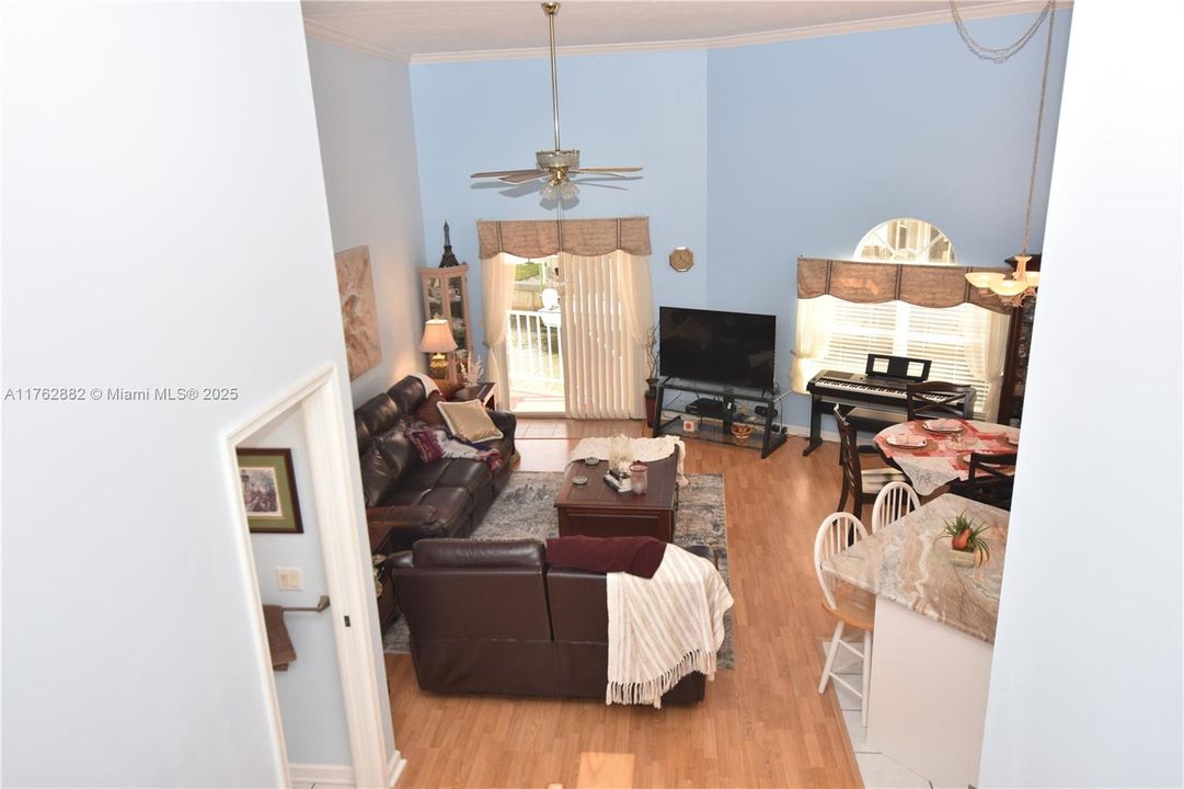 最近售出: $605,000 (2 贝兹, 2 浴室, 1032 平方英尺)