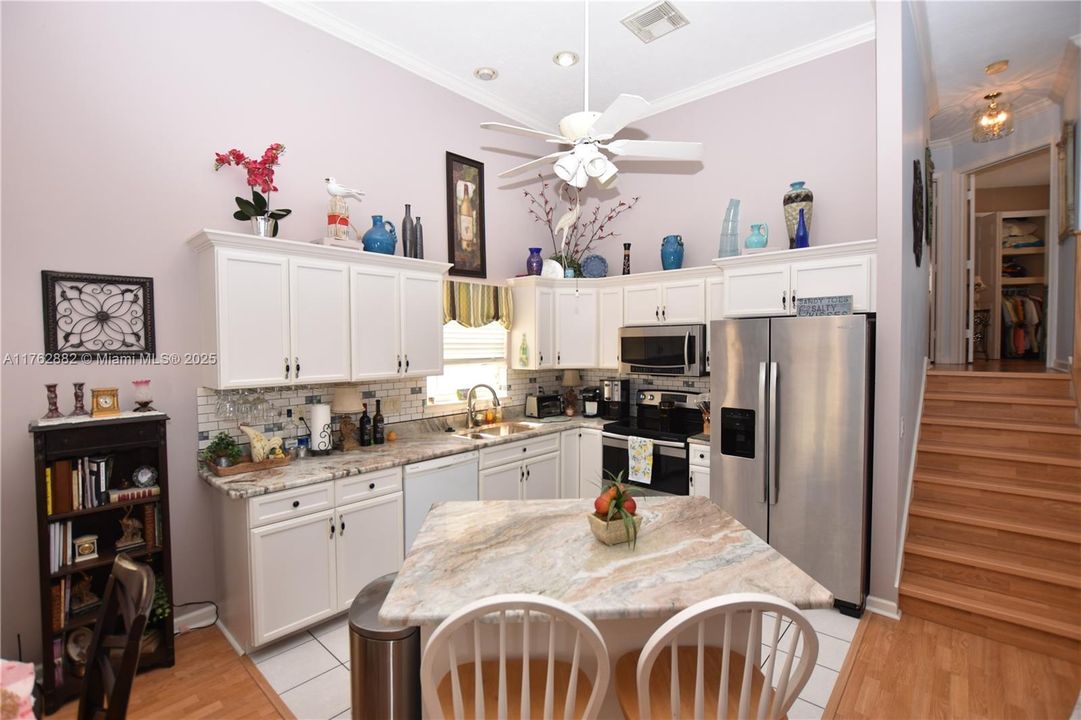 最近售出: $605,000 (2 贝兹, 2 浴室, 1032 平方英尺)