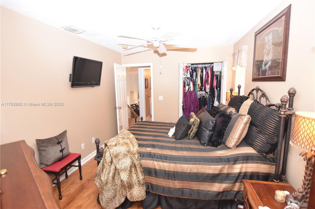 最近售出: $605,000 (2 贝兹, 2 浴室, 1032 平方英尺)