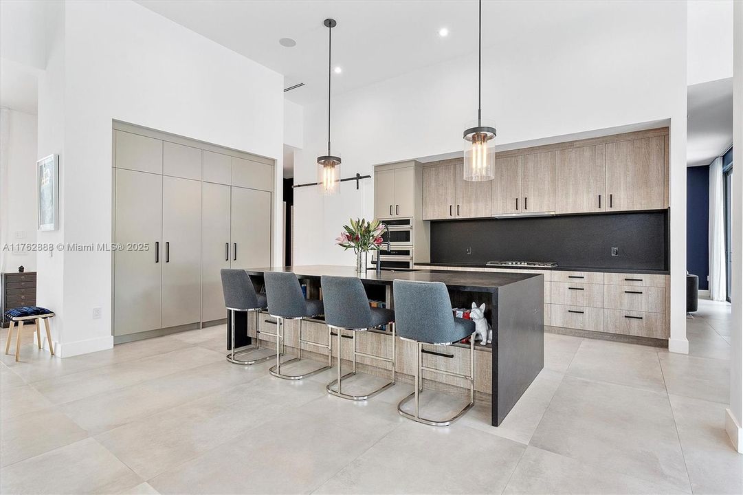 最近售出: $5,995,000 (4 贝兹, 4 浴室, 4589 平方英尺)