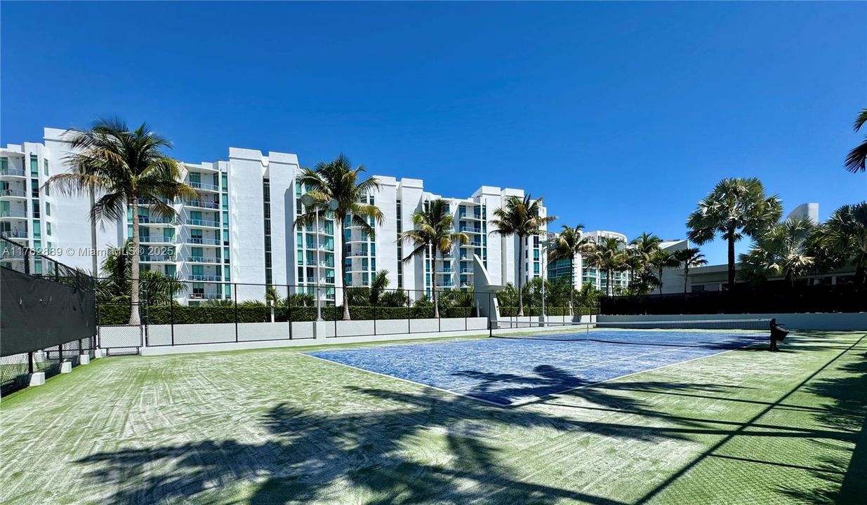 For Sale: $595,000 (2 beds, 3 baths, 1663 Square Feet)