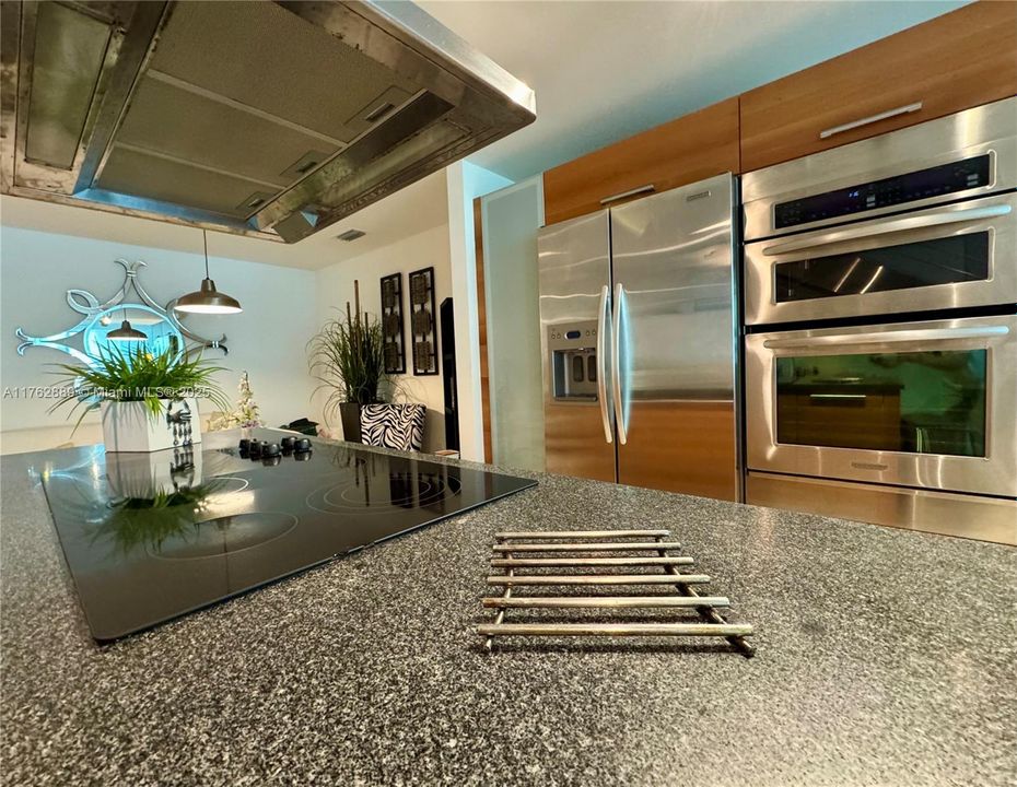 For Sale: $595,000 (2 beds, 3 baths, 1663 Square Feet)