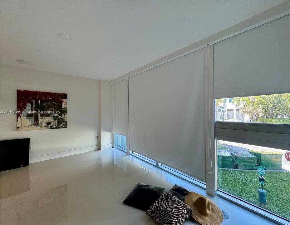 For Sale: $595,000 (2 beds, 3 baths, 1663 Square Feet)