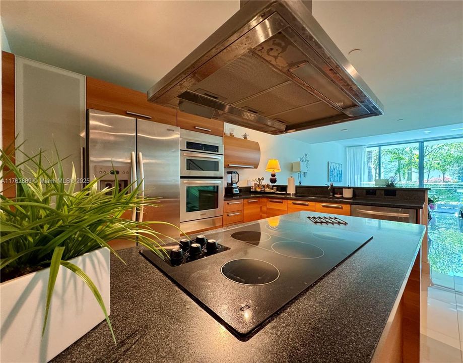 For Sale: $595,000 (2 beds, 3 baths, 1663 Square Feet)