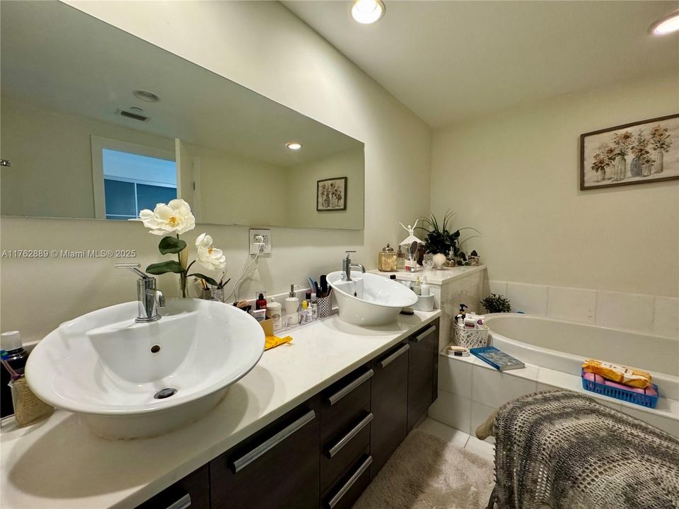 For Sale: $595,000 (2 beds, 3 baths, 1663 Square Feet)