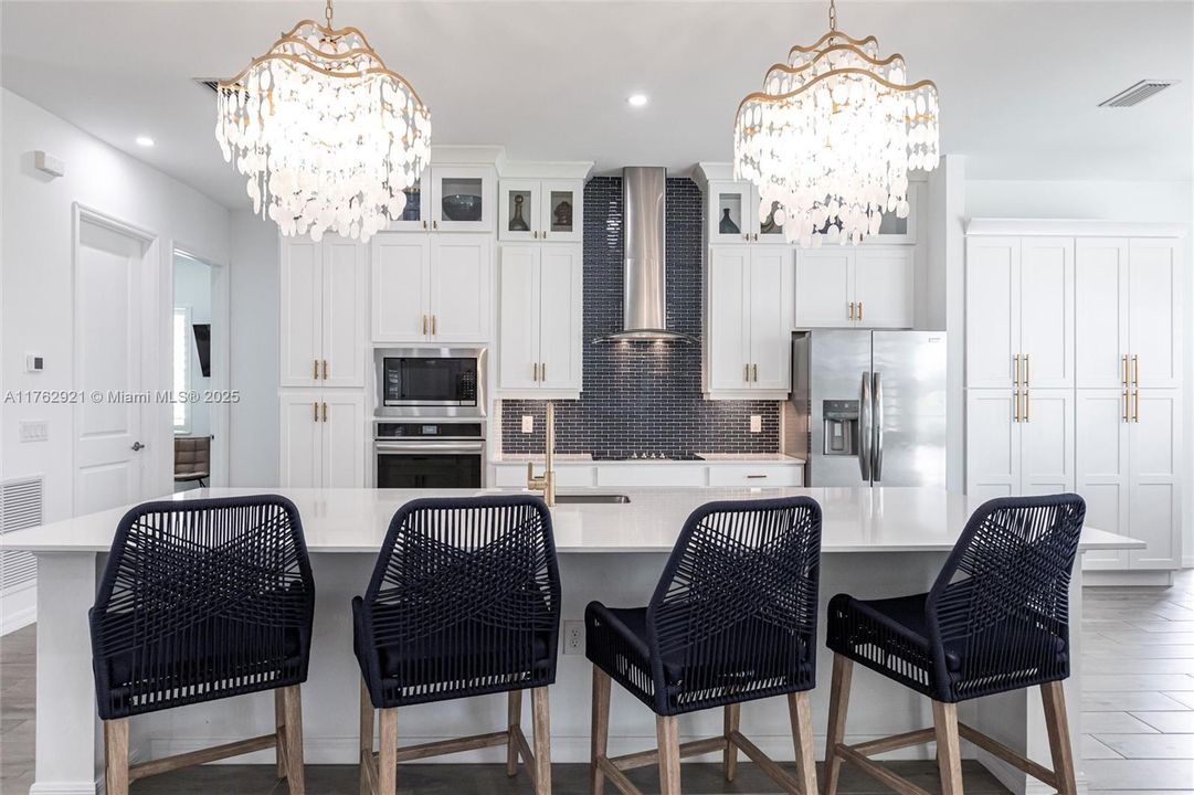 最近售出: $799,998 (4 贝兹, 2 浴室, 2403 平方英尺)