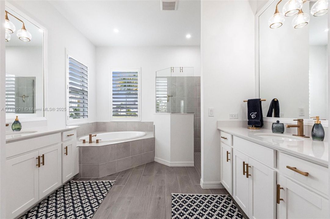 最近售出: $799,998 (4 贝兹, 2 浴室, 2403 平方英尺)