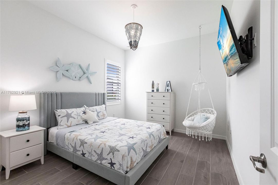 最近售出: $799,998 (4 贝兹, 2 浴室, 2403 平方英尺)