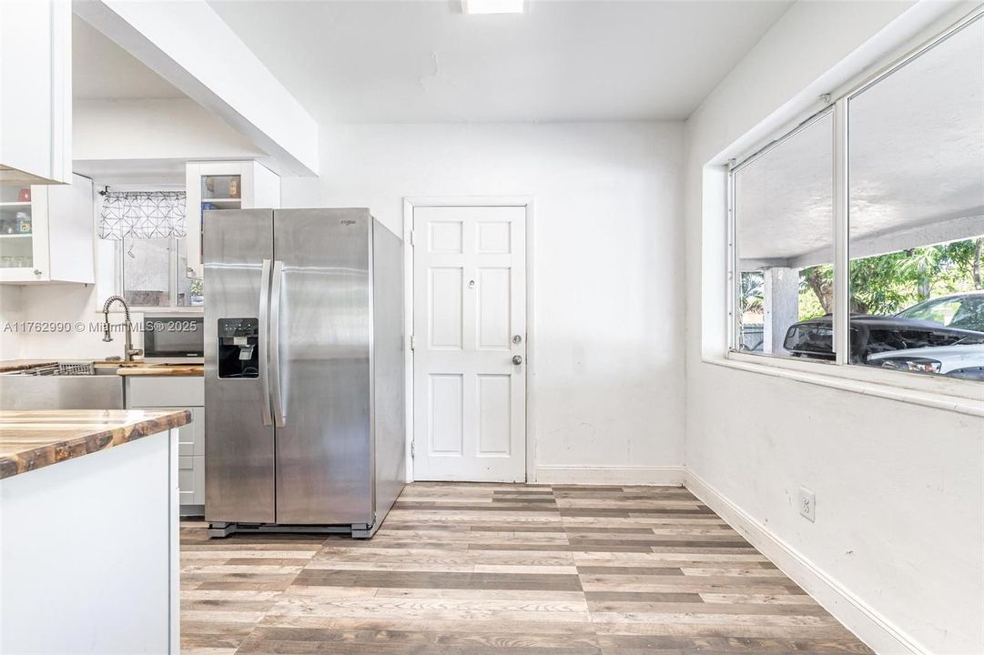 Недавно продано: $410,000 (3 спален, 1 ванн, 925 Квадратных фут)