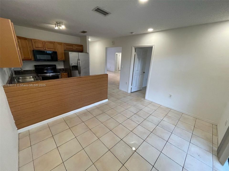 Recently Rented: $2,700 (3 beds, 2 baths, 1343 Square Feet)