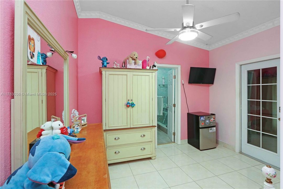 En Venta: $990,000 (3 camas, 2 baños, 2031 Pies cuadrados)