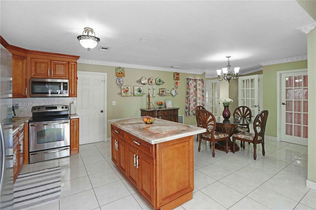 En Venta: $990,000 (3 camas, 2 baños, 2031 Pies cuadrados)