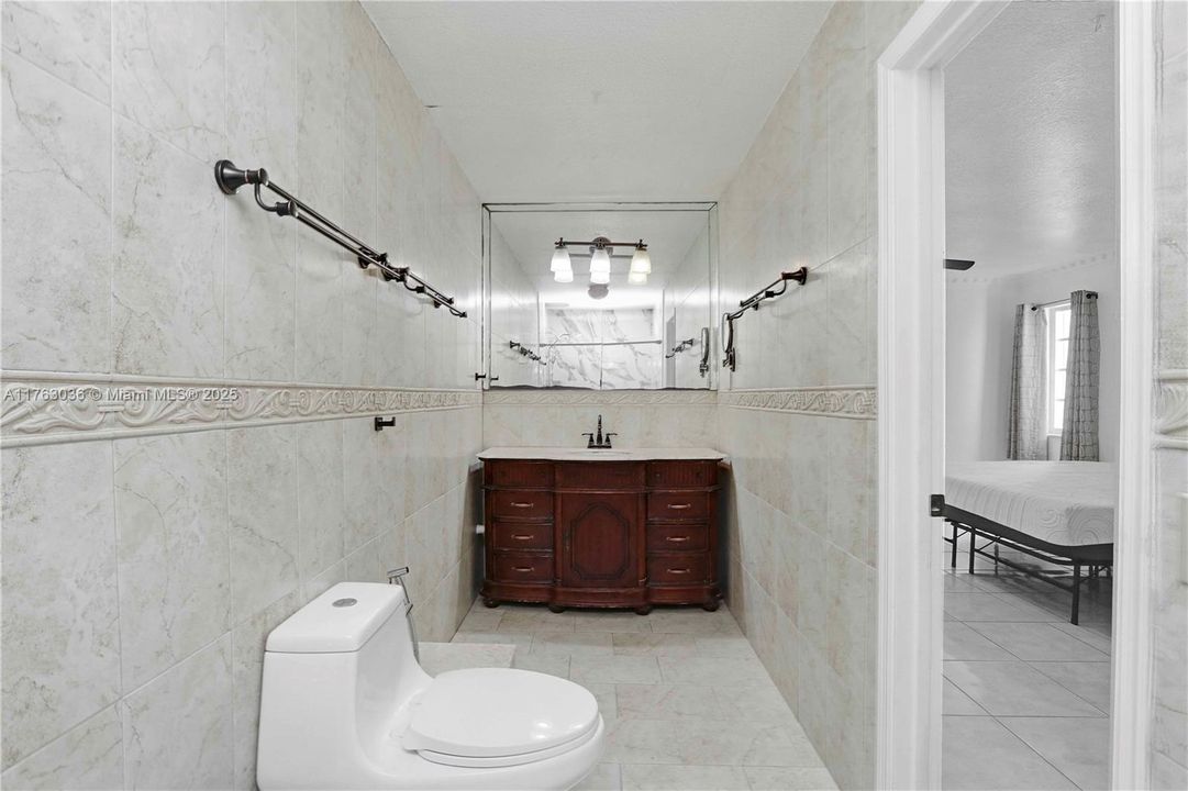 En Venta: $990,000 (3 camas, 2 baños, 2031 Pies cuadrados)