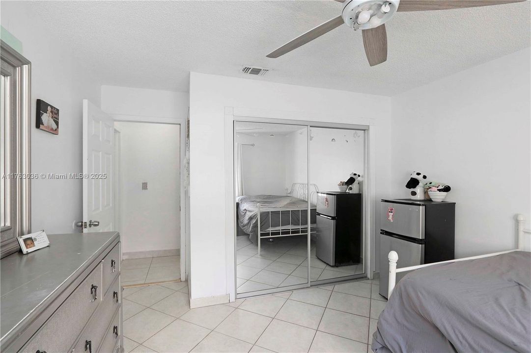 En Venta: $990,000 (3 camas, 2 baños, 2031 Pies cuadrados)