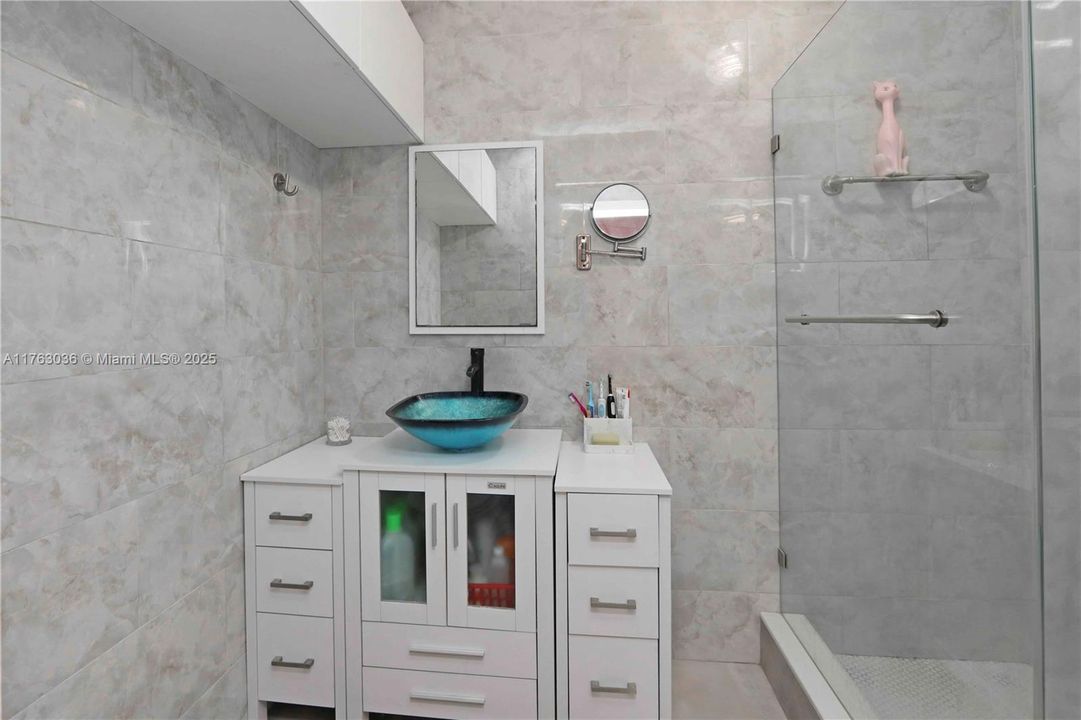 En Venta: $990,000 (3 camas, 2 baños, 2031 Pies cuadrados)