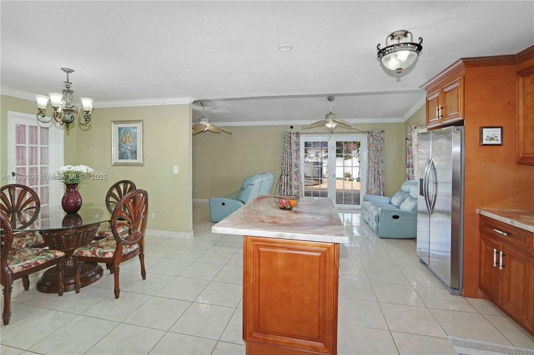 En Venta: $990,000 (3 camas, 2 baños, 2031 Pies cuadrados)