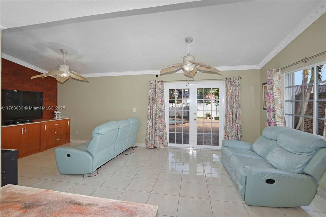 En Venta: $990,000 (3 camas, 2 baños, 2031 Pies cuadrados)