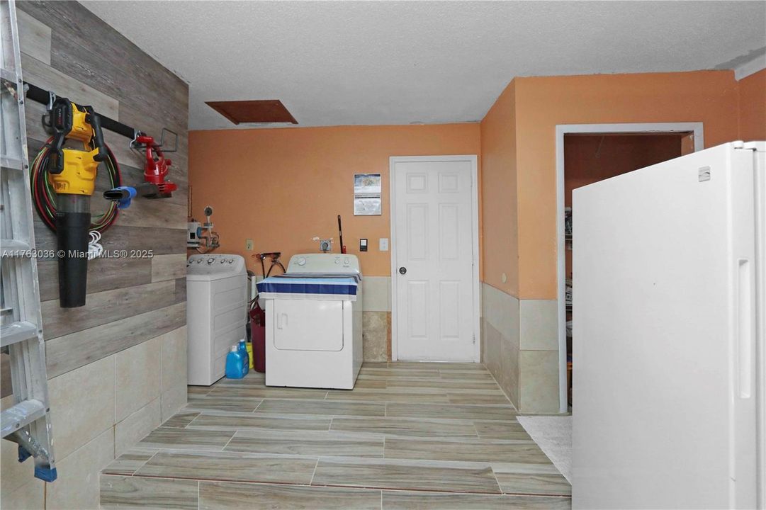 En Venta: $990,000 (3 camas, 2 baños, 2031 Pies cuadrados)