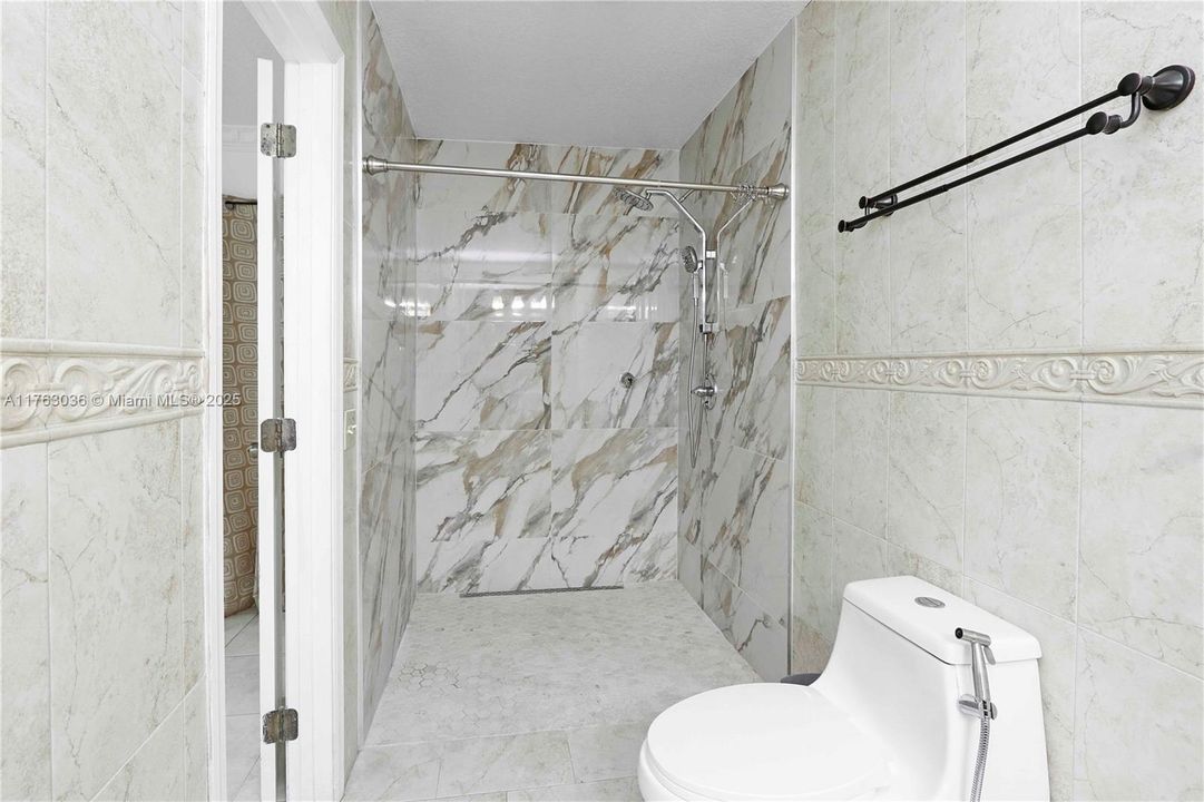 En Venta: $990,000 (3 camas, 2 baños, 2031 Pies cuadrados)