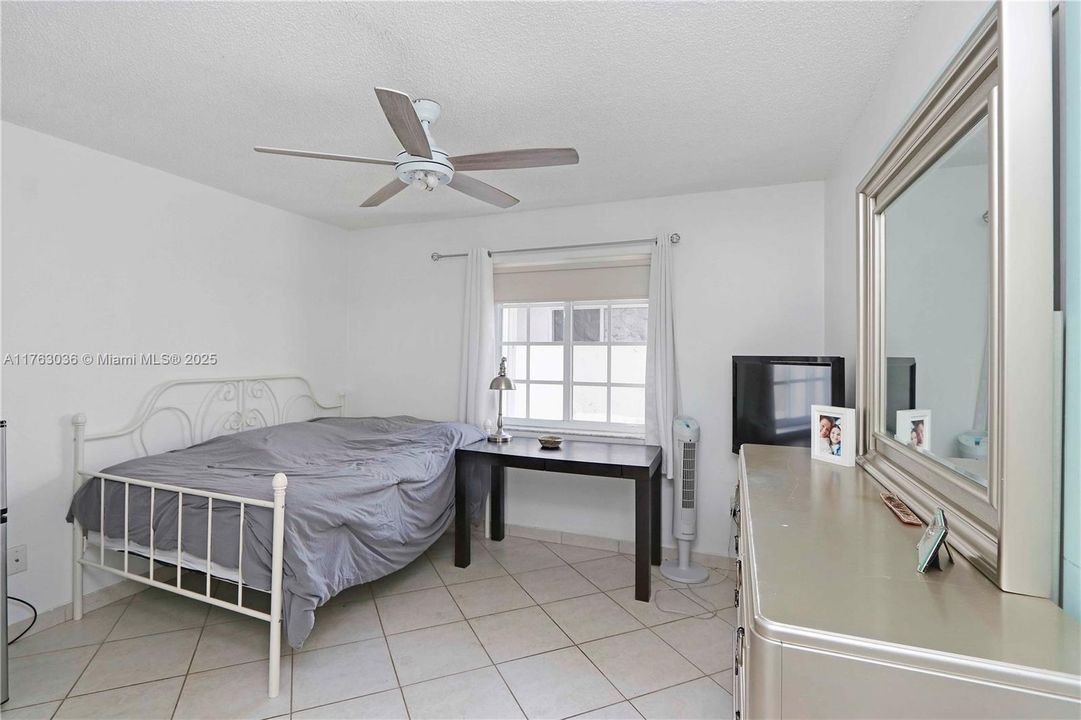 En Venta: $990,000 (3 camas, 2 baños, 2031 Pies cuadrados)