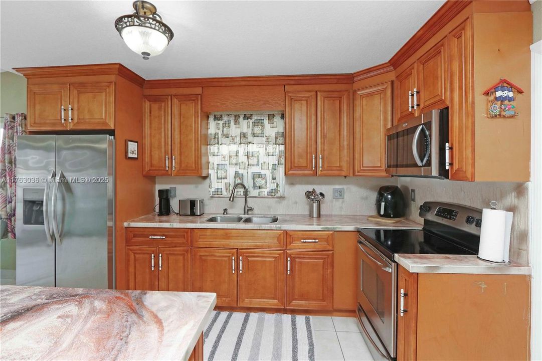 En Venta: $990,000 (3 camas, 2 baños, 2031 Pies cuadrados)