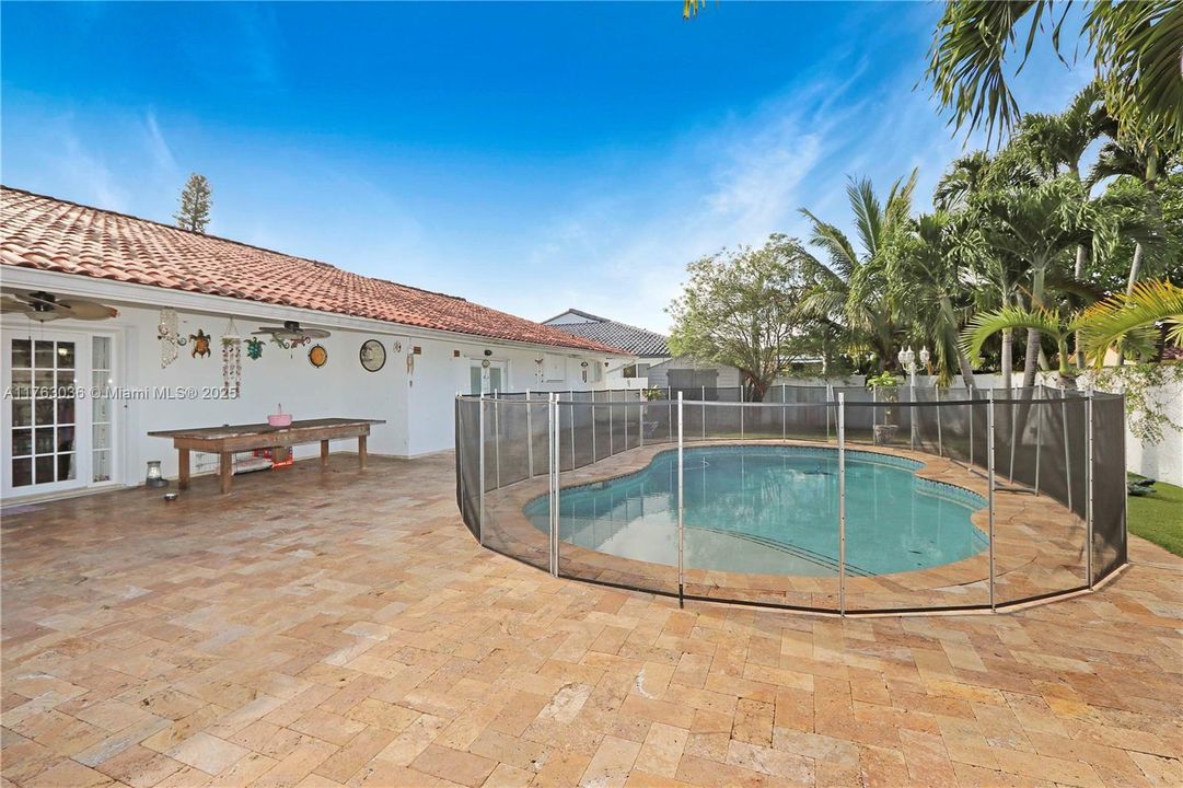 En Venta: $990,000 (3 camas, 2 baños, 2031 Pies cuadrados)