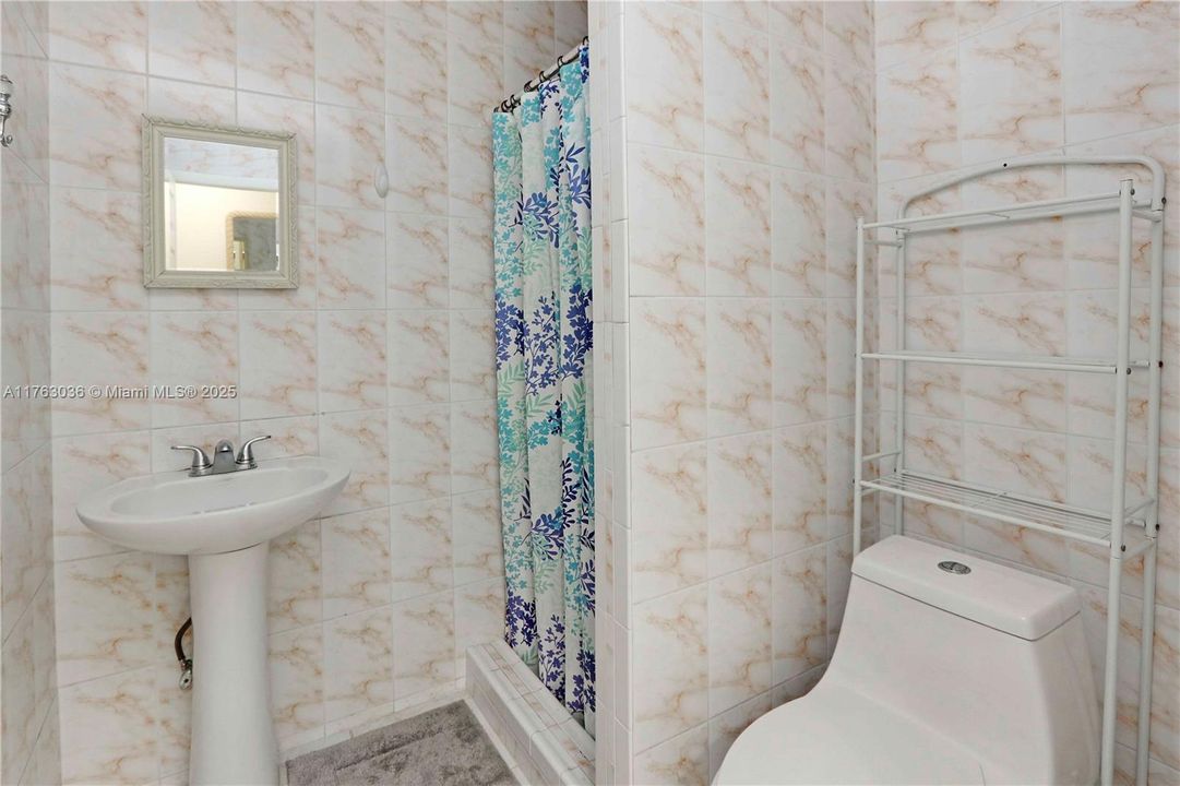 En Venta: $990,000 (3 camas, 2 baños, 2031 Pies cuadrados)