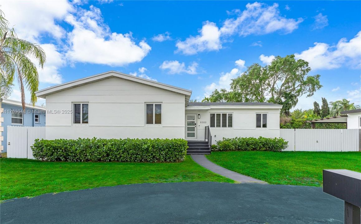 最近售出: $730,000 (3 贝兹, 2 浴室, 1100 平方英尺)