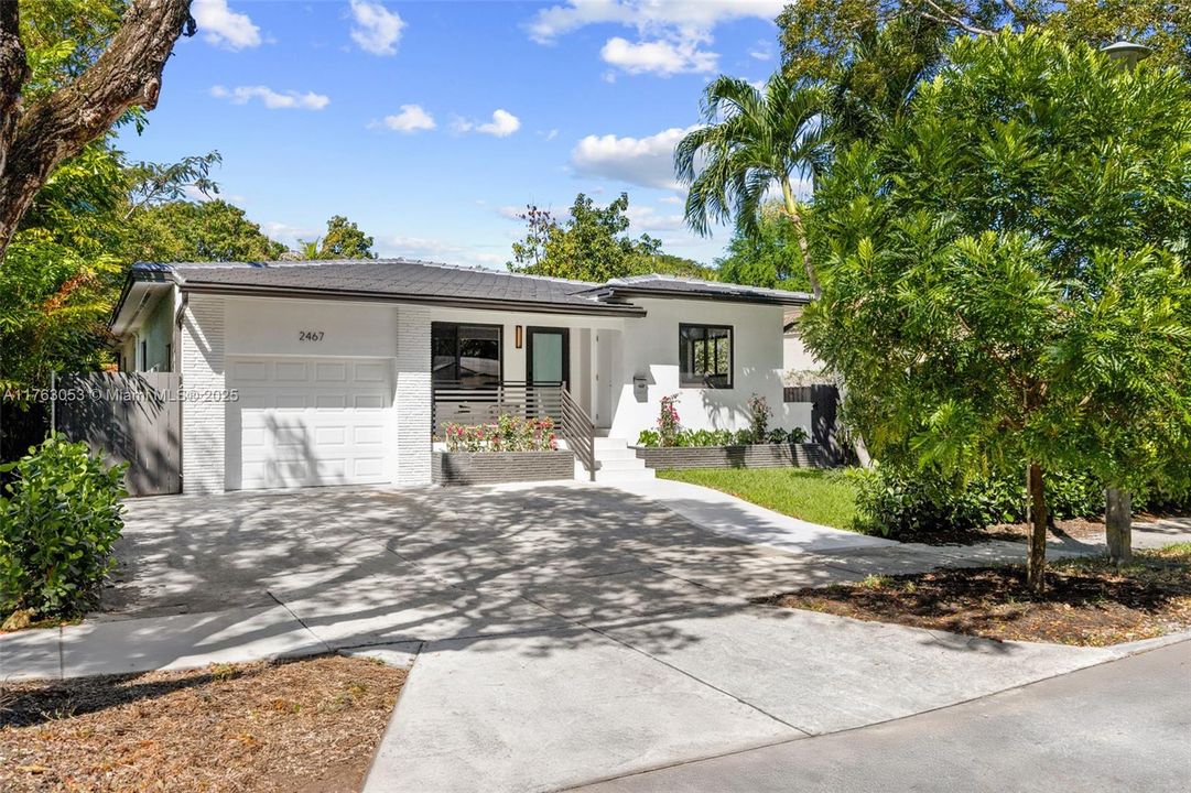 最近售出: $1,748,000 (4 贝兹, 3 浴室, 2251 平方英尺)