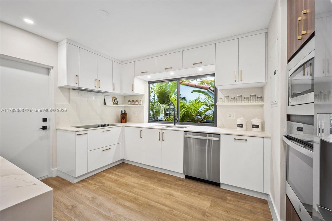 最近售出: $1,748,000 (4 贝兹, 3 浴室, 2251 平方英尺)