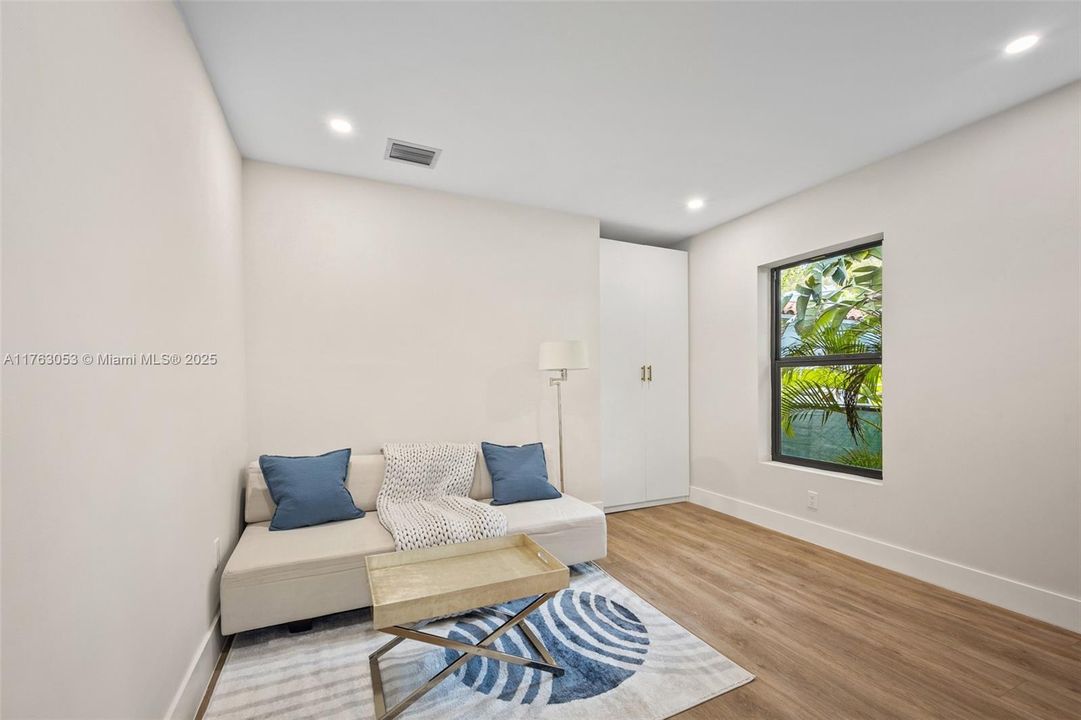 最近售出: $1,748,000 (4 贝兹, 3 浴室, 2251 平方英尺)