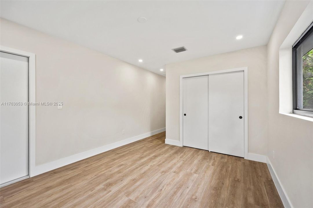 最近售出: $1,748,000 (4 贝兹, 3 浴室, 2251 平方英尺)