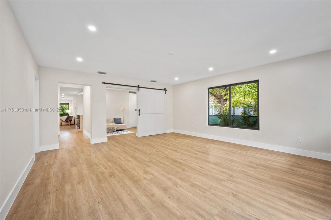 最近售出: $1,748,000 (4 贝兹, 3 浴室, 2251 平方英尺)