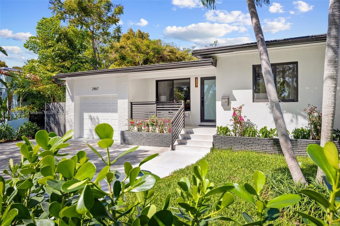 最近售出: $1,748,000 (4 贝兹, 3 浴室, 2251 平方英尺)