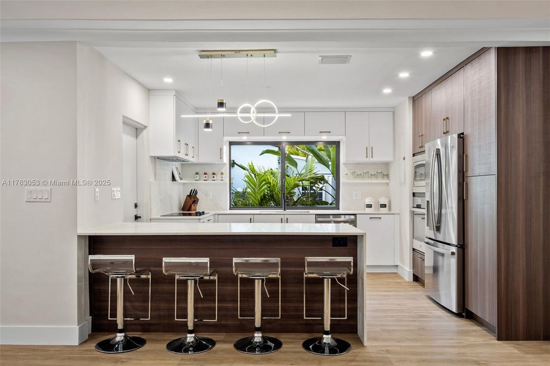 最近售出: $1,748,000 (4 贝兹, 3 浴室, 2251 平方英尺)