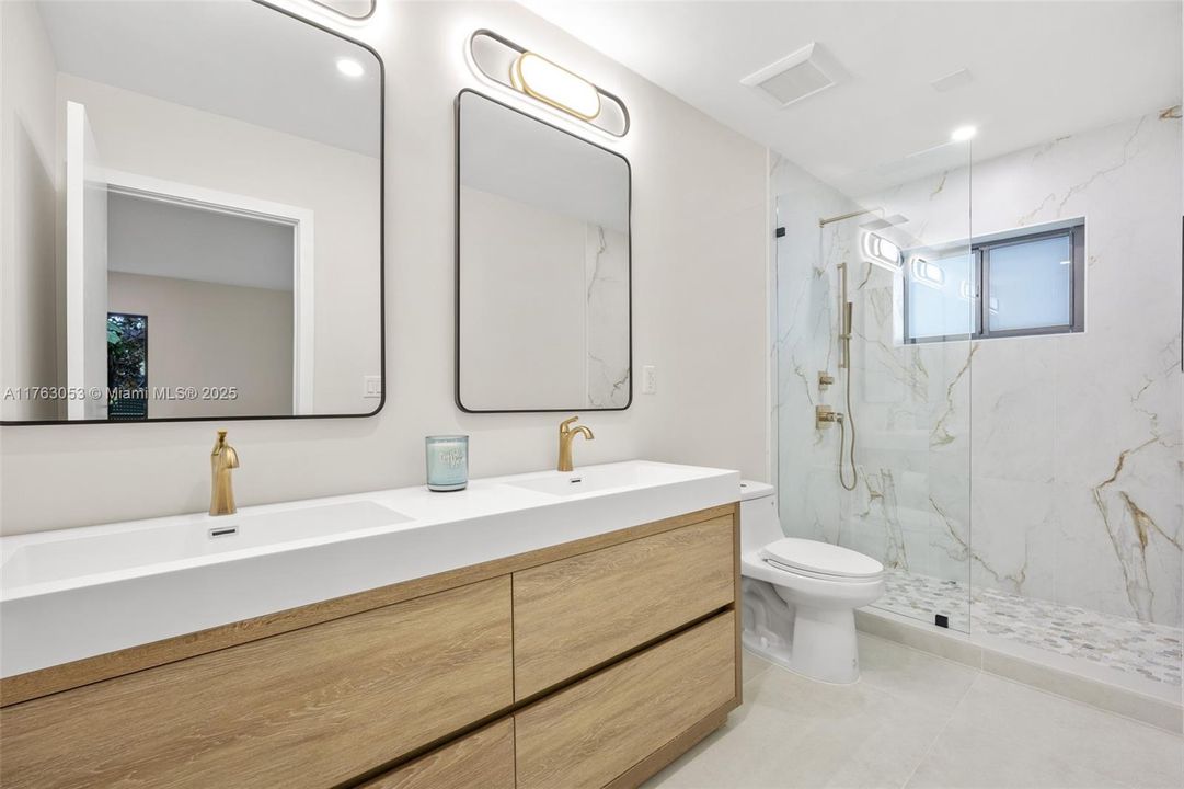 最近售出: $1,748,000 (4 贝兹, 3 浴室, 2251 平方英尺)