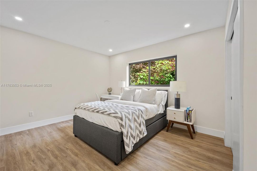 最近售出: $1,748,000 (4 贝兹, 3 浴室, 2251 平方英尺)