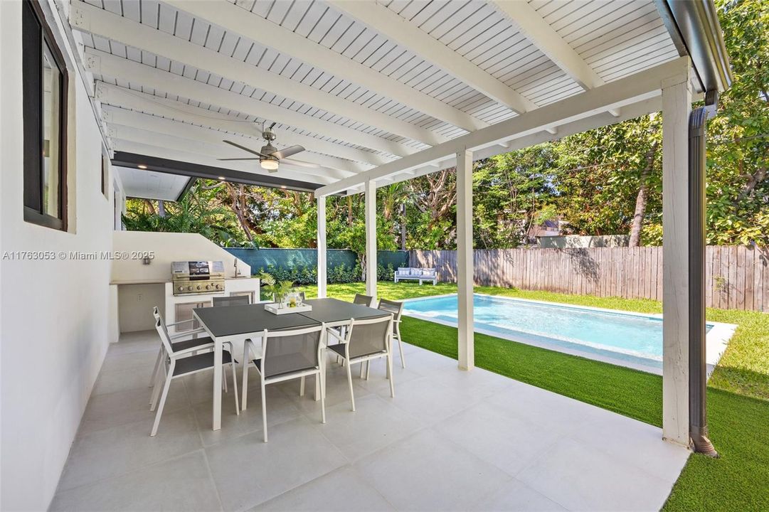 最近售出: $1,748,000 (4 贝兹, 3 浴室, 2251 平方英尺)