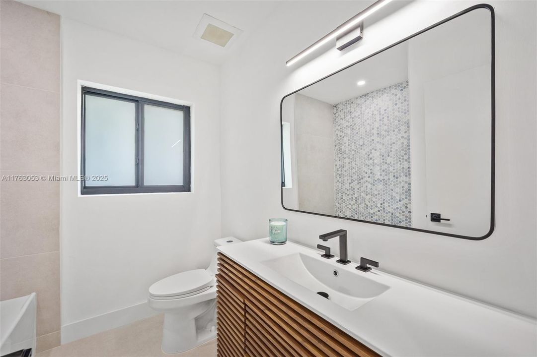 最近售出: $1,748,000 (4 贝兹, 3 浴室, 2251 平方英尺)