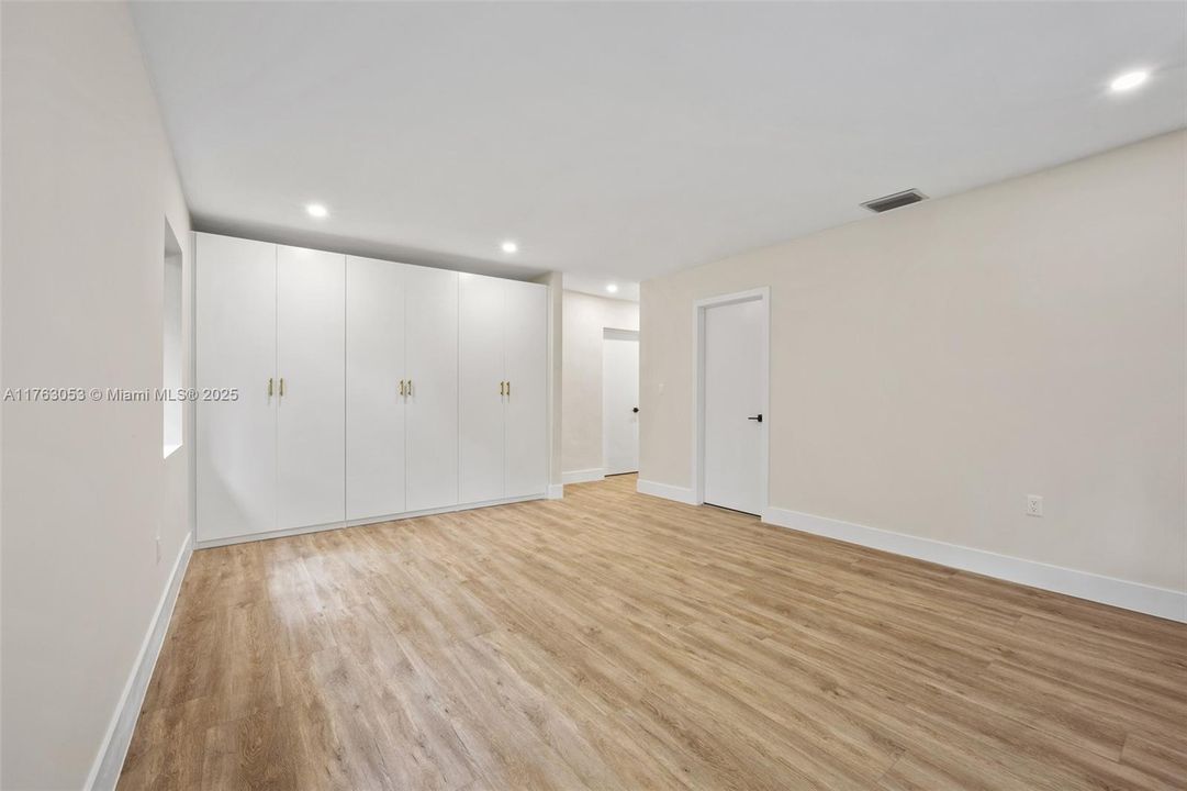 最近售出: $1,748,000 (4 贝兹, 3 浴室, 2251 平方英尺)