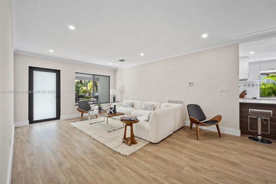 最近售出: $1,748,000 (4 贝兹, 3 浴室, 2251 平方英尺)