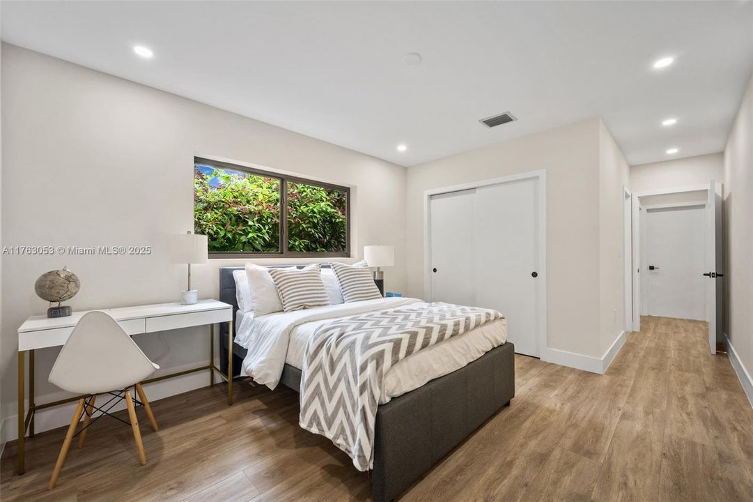 最近售出: $1,748,000 (4 贝兹, 3 浴室, 2251 平方英尺)