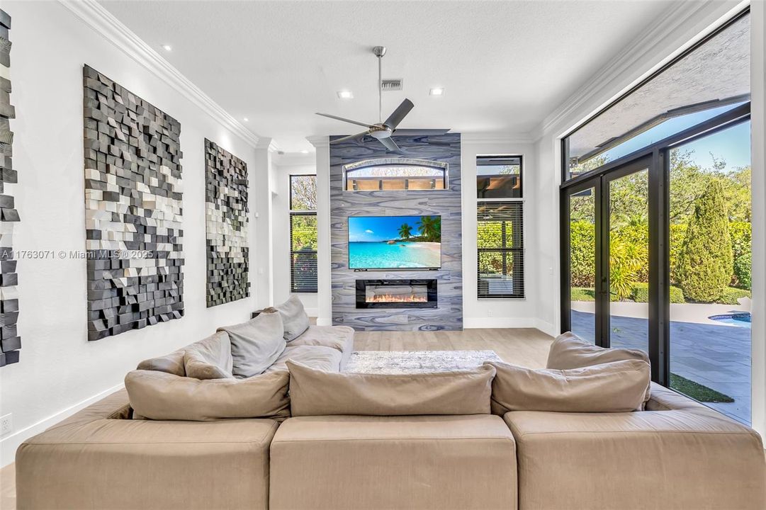 OVERSIZED FAMILY ROOM