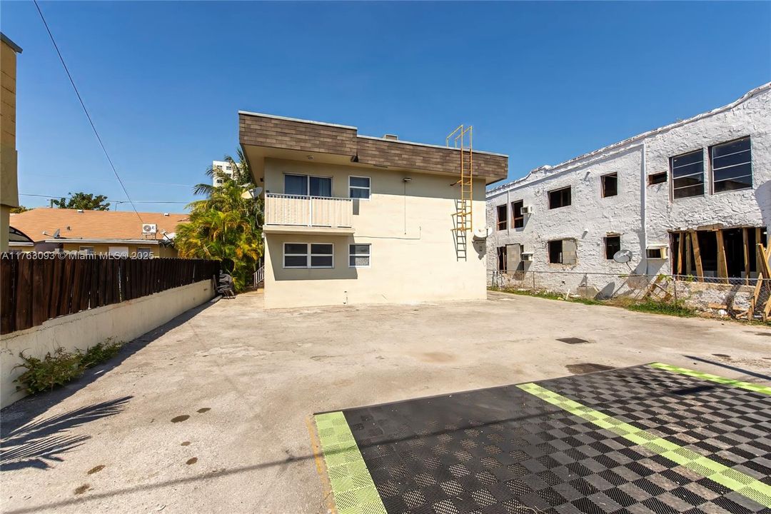 最近售出: $880,000 (0 贝兹, 0 浴室, 619 平方英尺)