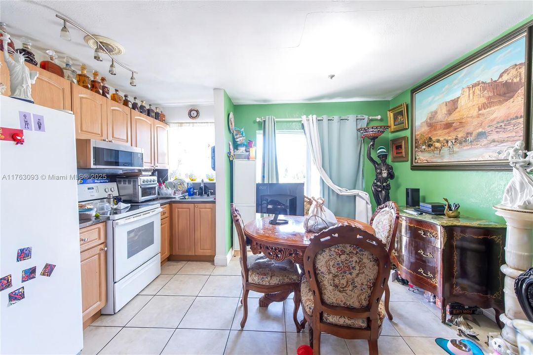 最近售出: $880,000 (0 贝兹, 0 浴室, 619 平方英尺)