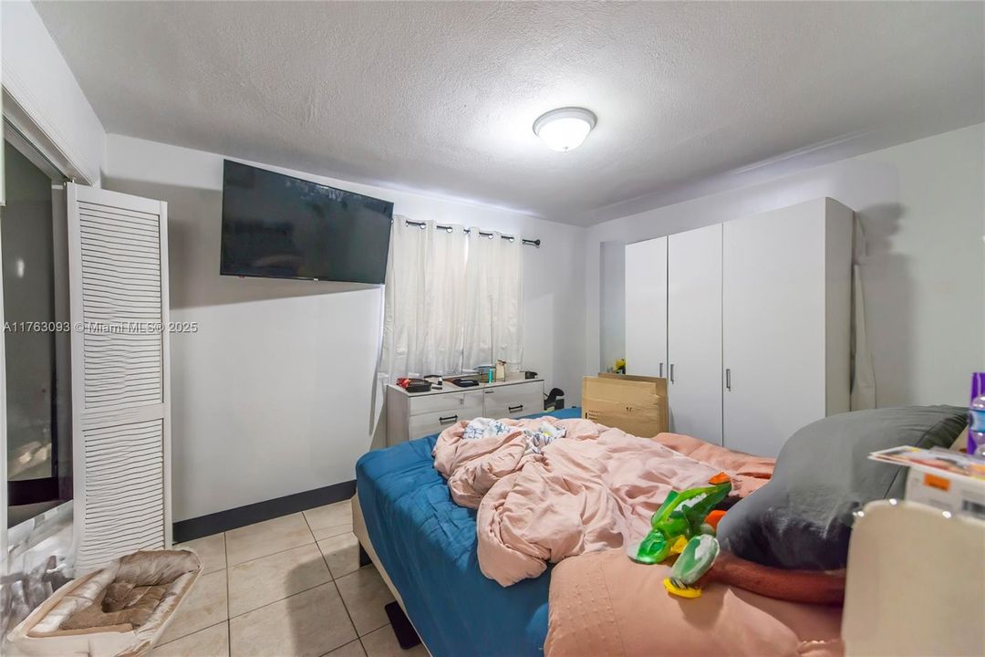 最近售出: $880,000 (0 贝兹, 0 浴室, 619 平方英尺)