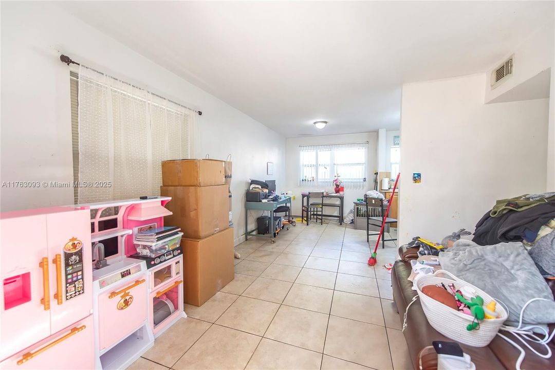 最近售出: $880,000 (0 贝兹, 0 浴室, 619 平方英尺)