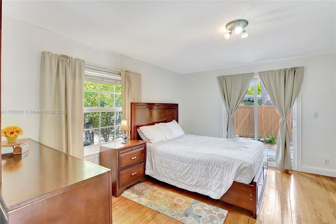 最近售出: $700,000 (2 贝兹, 2 浴室, 1310 平方英尺)