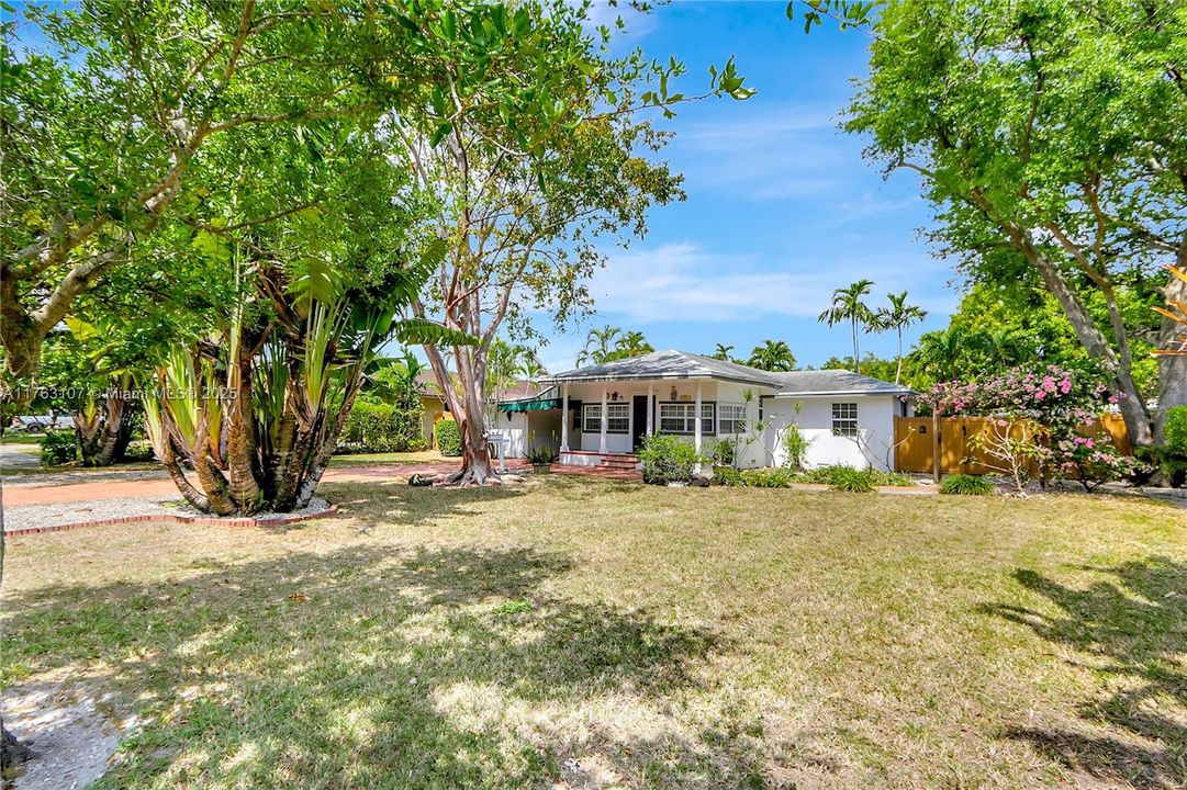 最近售出: $700,000 (2 贝兹, 2 浴室, 1310 平方英尺)